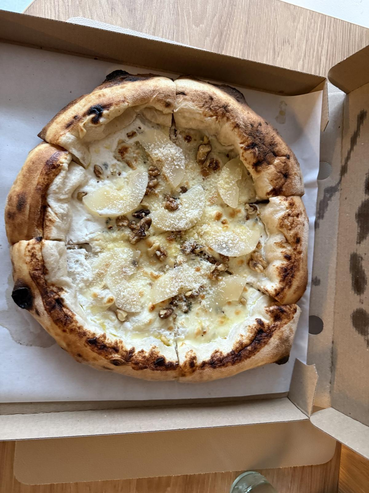 Pizza albă cu brânzeturi, în cutie