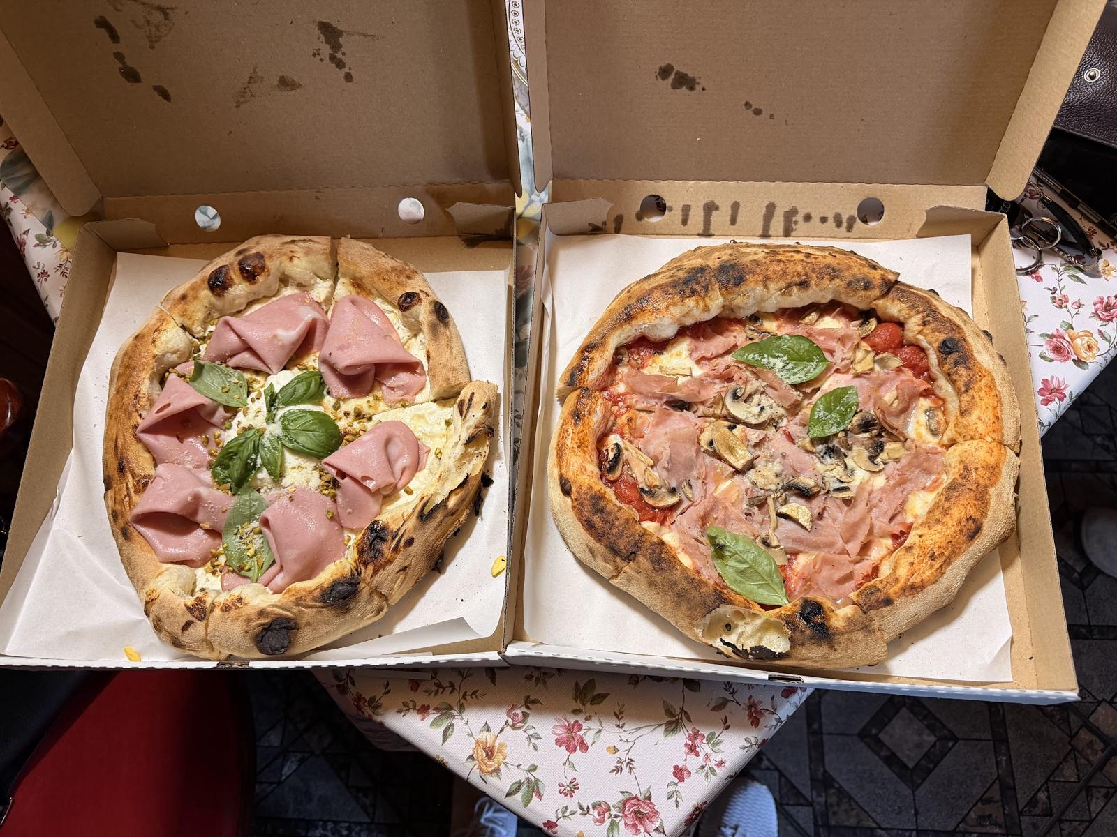 Două pizza napoletane în cutie, fotografiate de un client