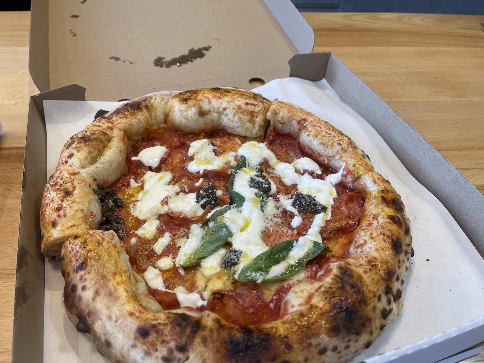 Pizza cu blat umflat, în cutie